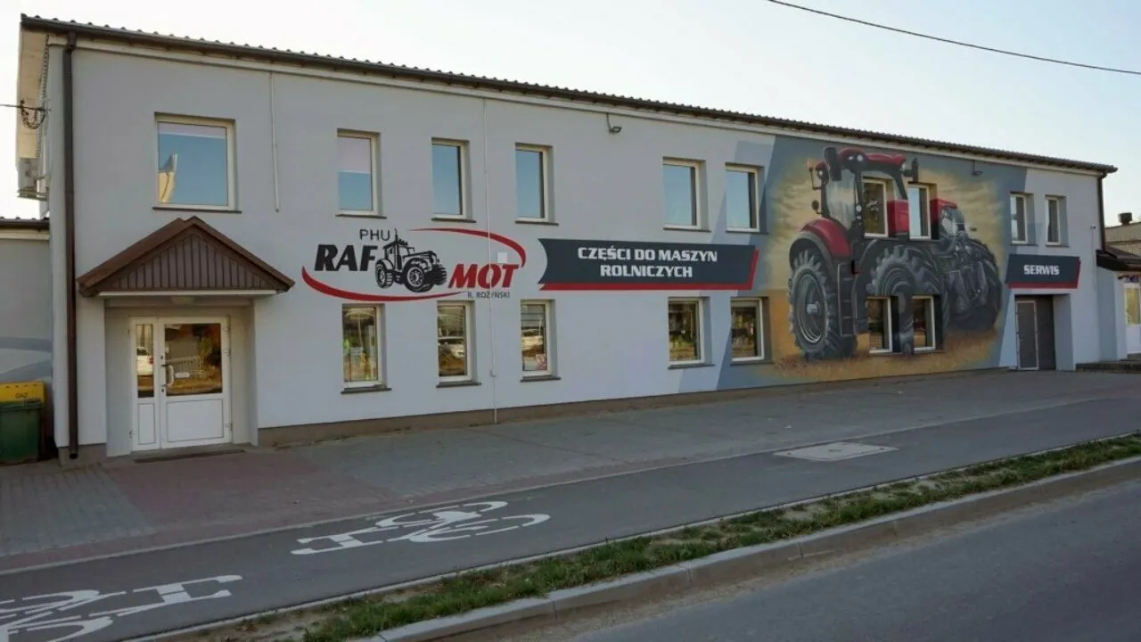 Budynek RAF-MOT w Grajewie z szyldem części do maszyn rolniczych