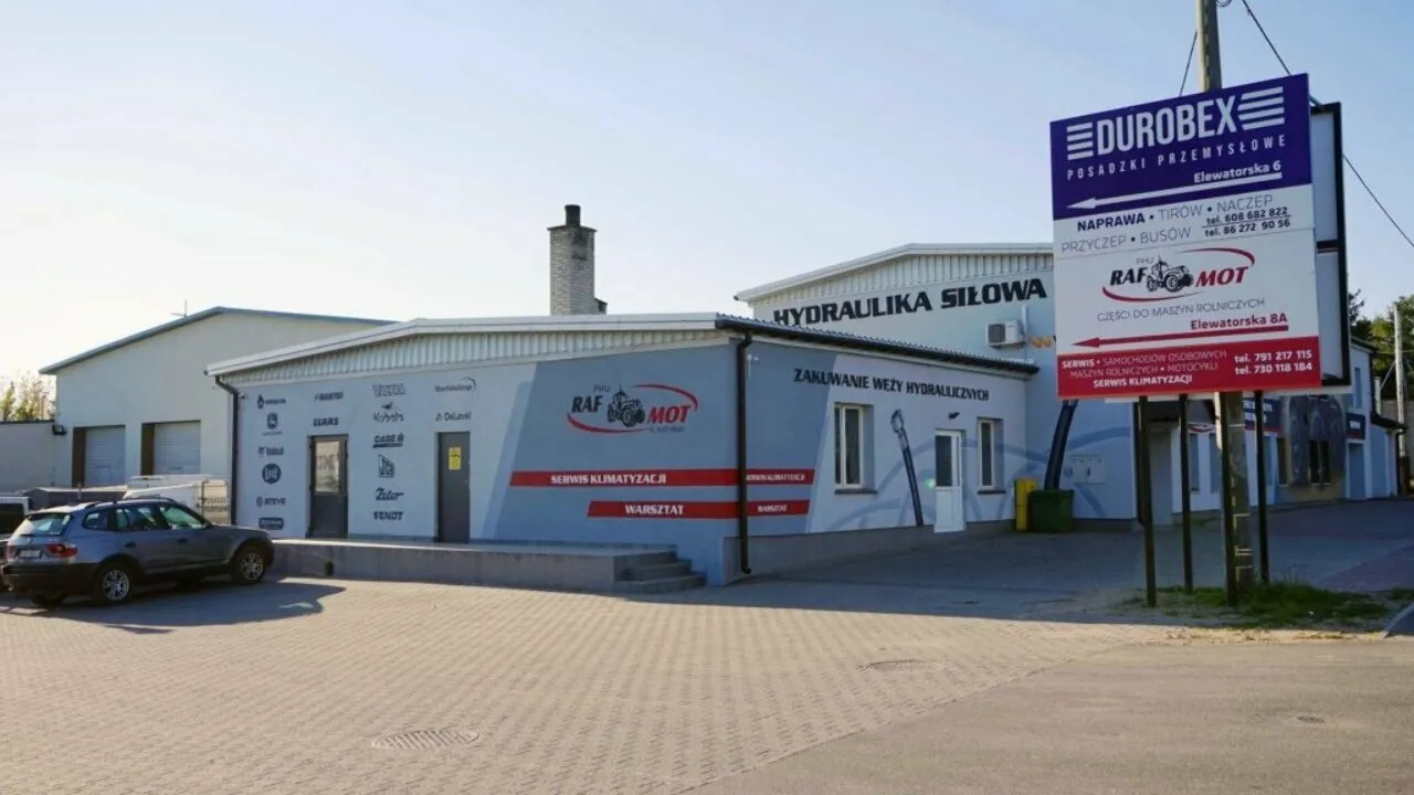 Budynek RAF-MOT z banerem hydraulika siłowa i zakuwanie węży hydraulicznych