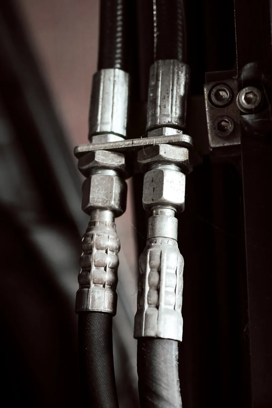 Zakute końcówki przewodów hydraulicznych w maszynie